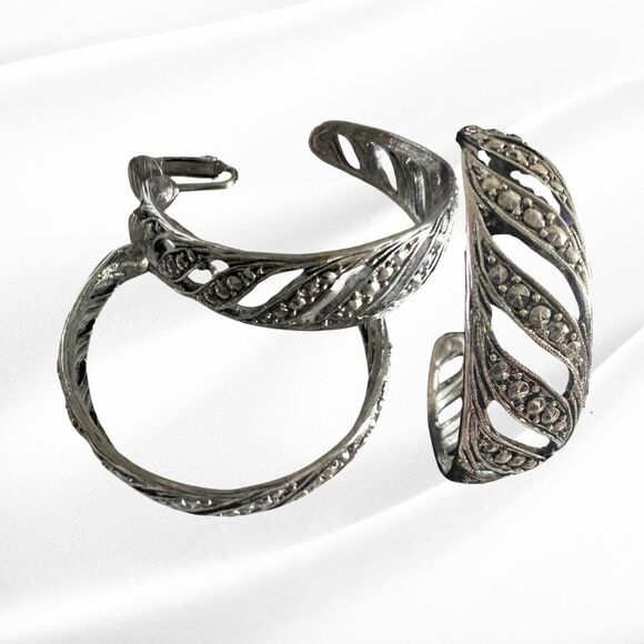 Rare Vintage Timeless Style Clip Hoops - Antique-like Silver Tone Earrings - NIB - Picture 3 of 5